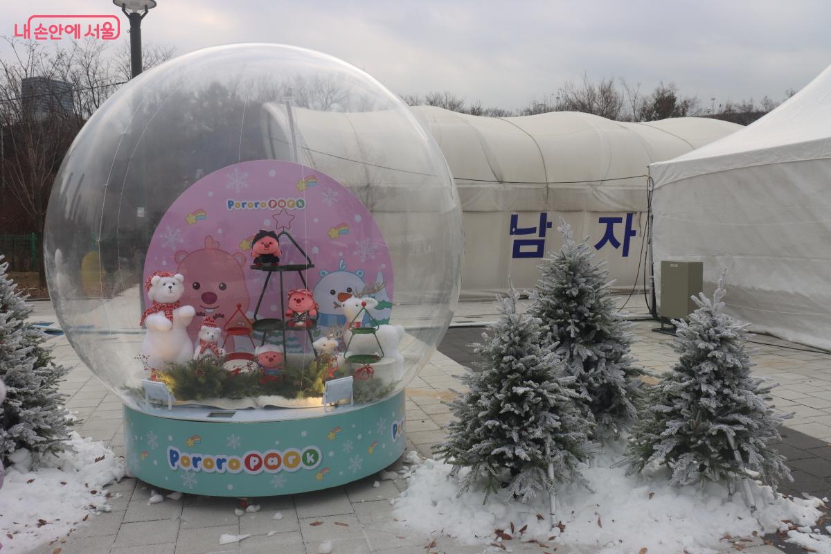 뽀로로 마을 속 북극곰과 눈덮인 트리 &copy;조수연