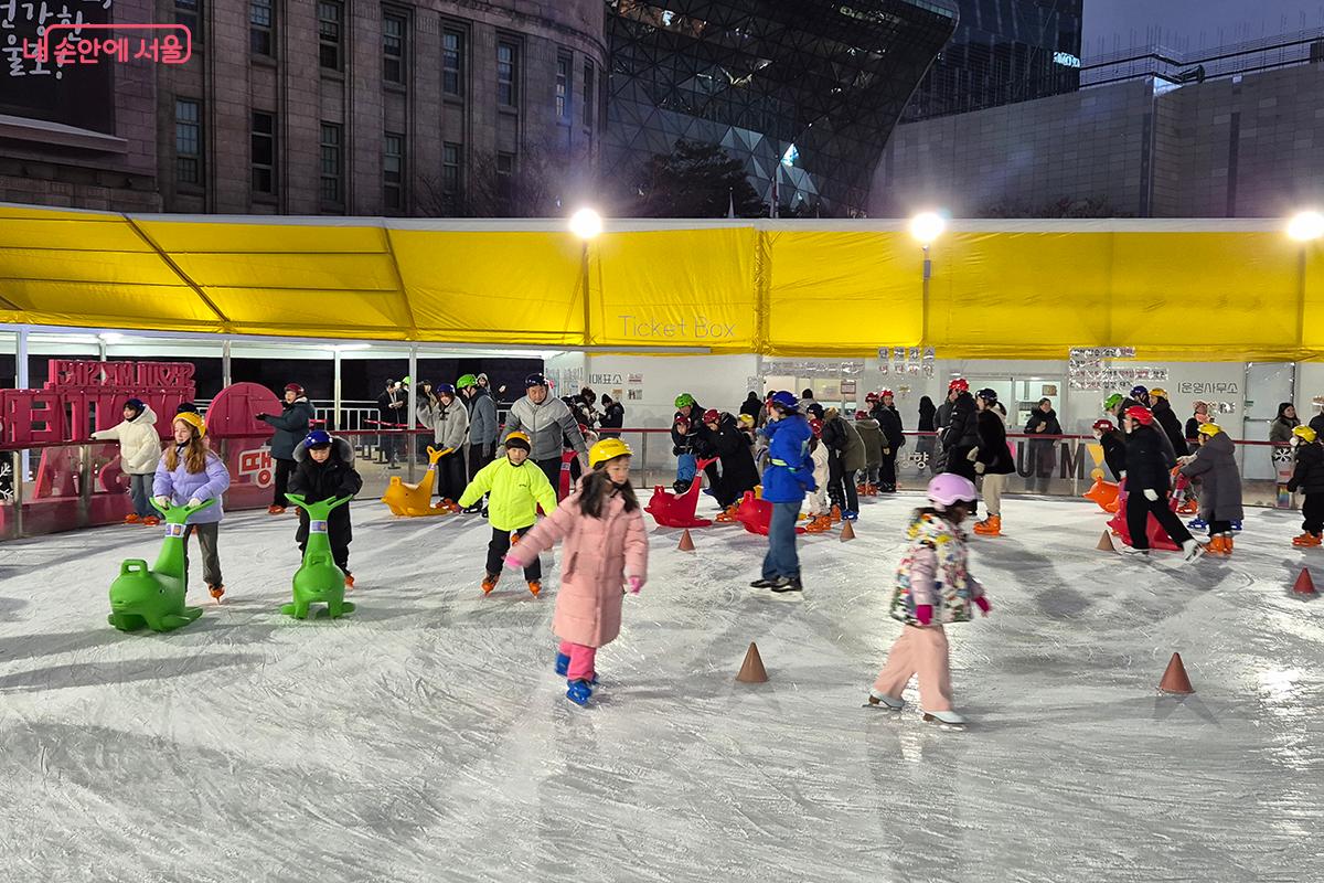 영유아를 위한 아이스 링크에서 10세 미만의 아이들이 마음껏 스케이트를 탈 수 있다. &copy;백승훈