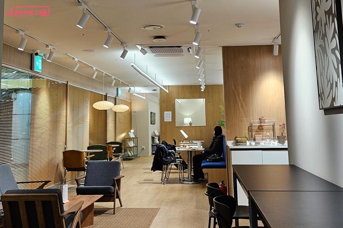 지하철 역사 내 유휴 공간은 새로운 도시적 실험의 무대가 되고 있다. &copy;김현진