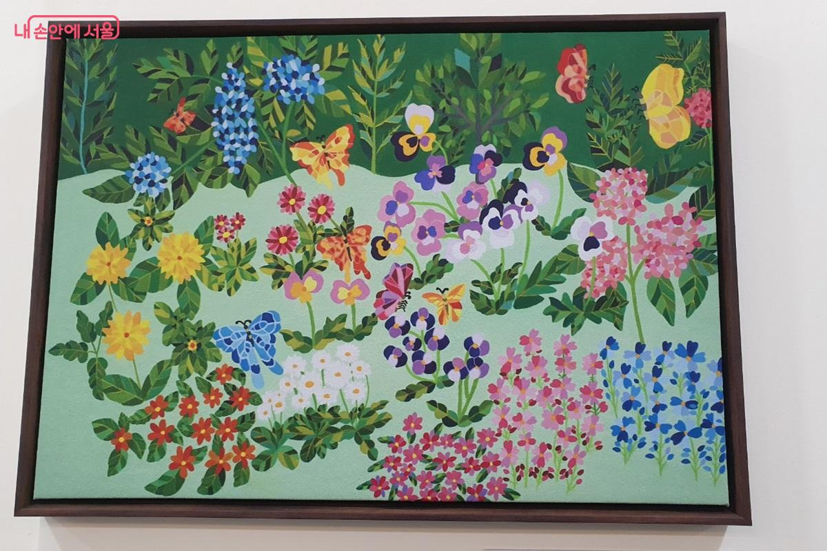 &lsquo;종각스마트쉼터&rsquo;에 걸려 있는 발달장애 예술가 그림 &copy;엄윤주