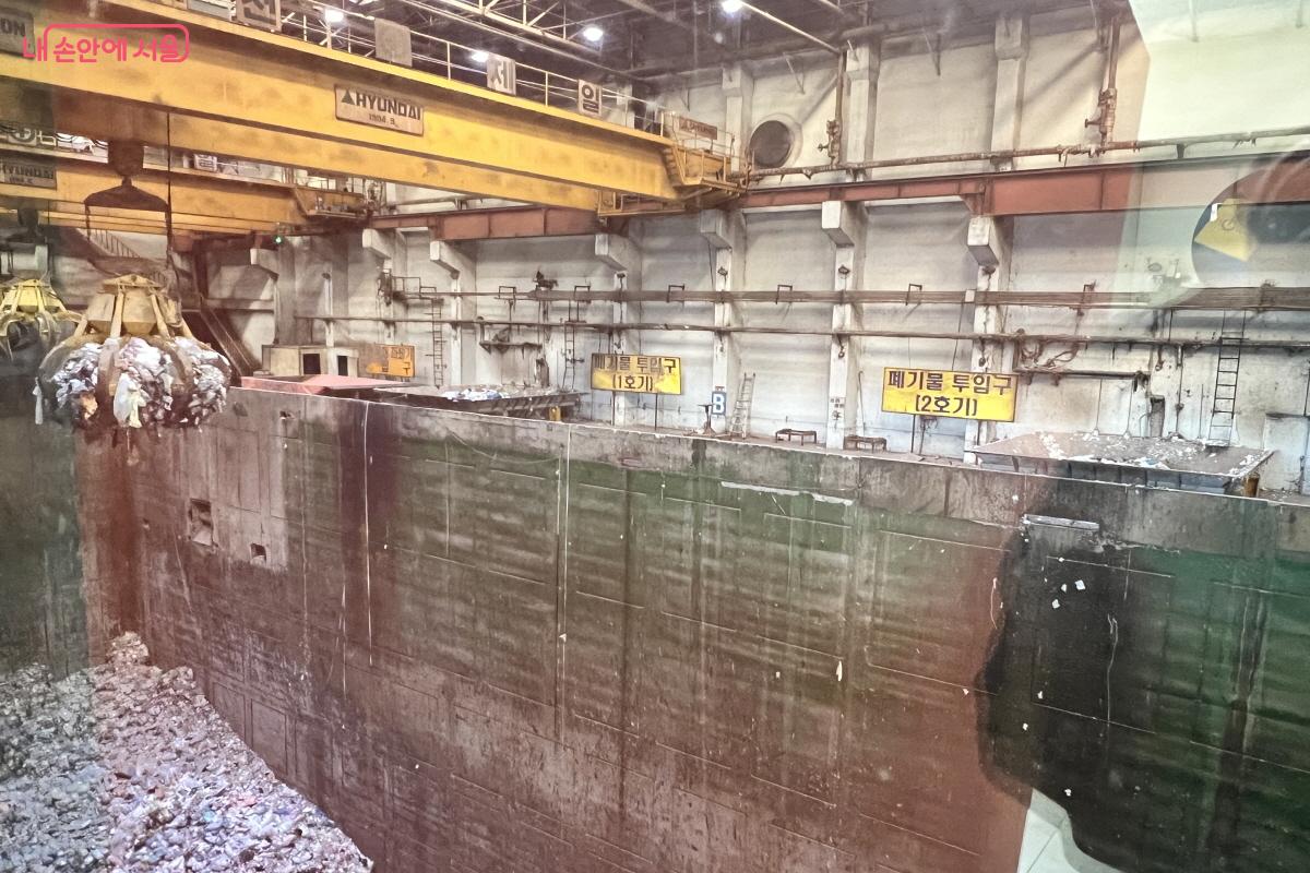 유리창을 통해 폐기물 처리 과정을 볼 수 있다. &copy;박지영