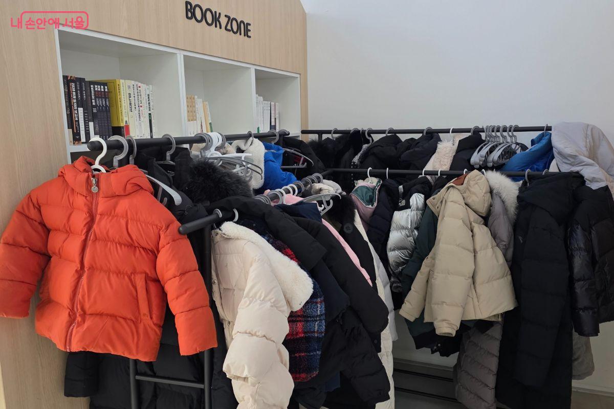 겨울철 부피가 큰 겉옷은 옷걸이에 걸어 보관할 수 있어 편리하다.