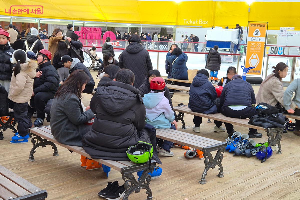 가족 단위의 이용객들을 위한 의자와 파라솔 같은 편의 시설이 구비되어 있다. &copy;백승훈