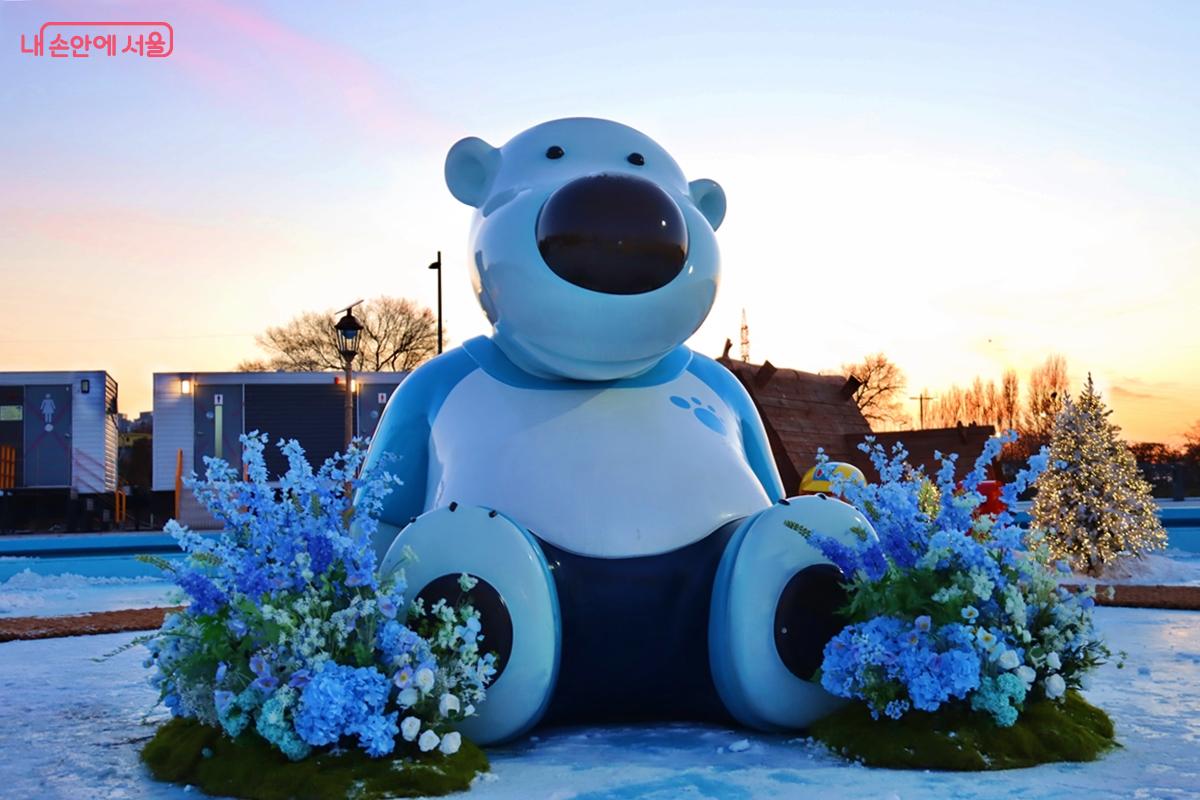 야간 개장으로 더욱 특별한 겨울밤을 선사한다. &copy;정향선