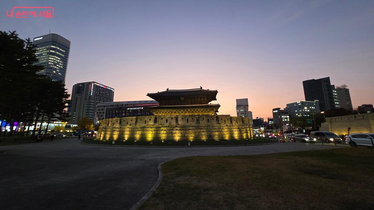 매혹적인 흥인지문의 야경. &lsquo;서울한양도성 스탬프투어&rsquo; 인증 장소 중 한 곳이다. ⓒ최용수