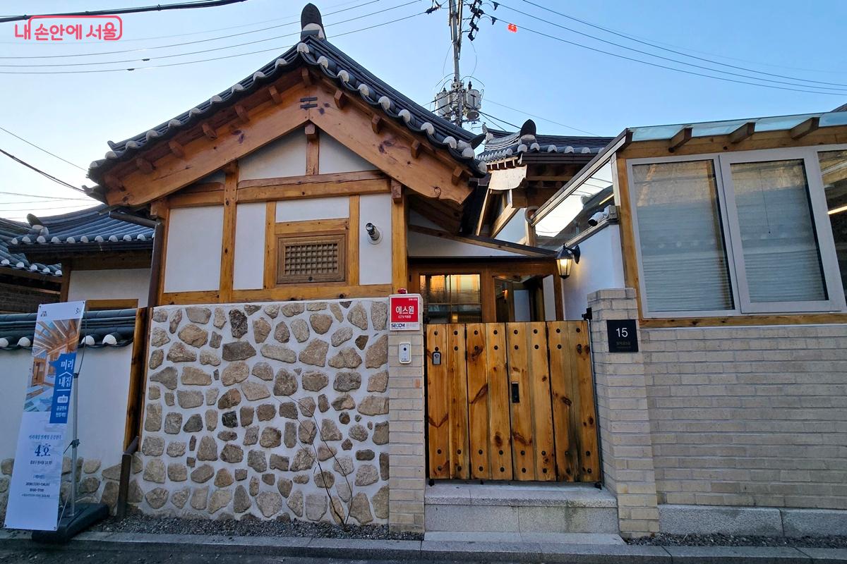 '미리내집 연계형 공공한옥' 앞에 안내 배너가 세워져 있어 쉽게 찾을 수 있다. ©김윤경