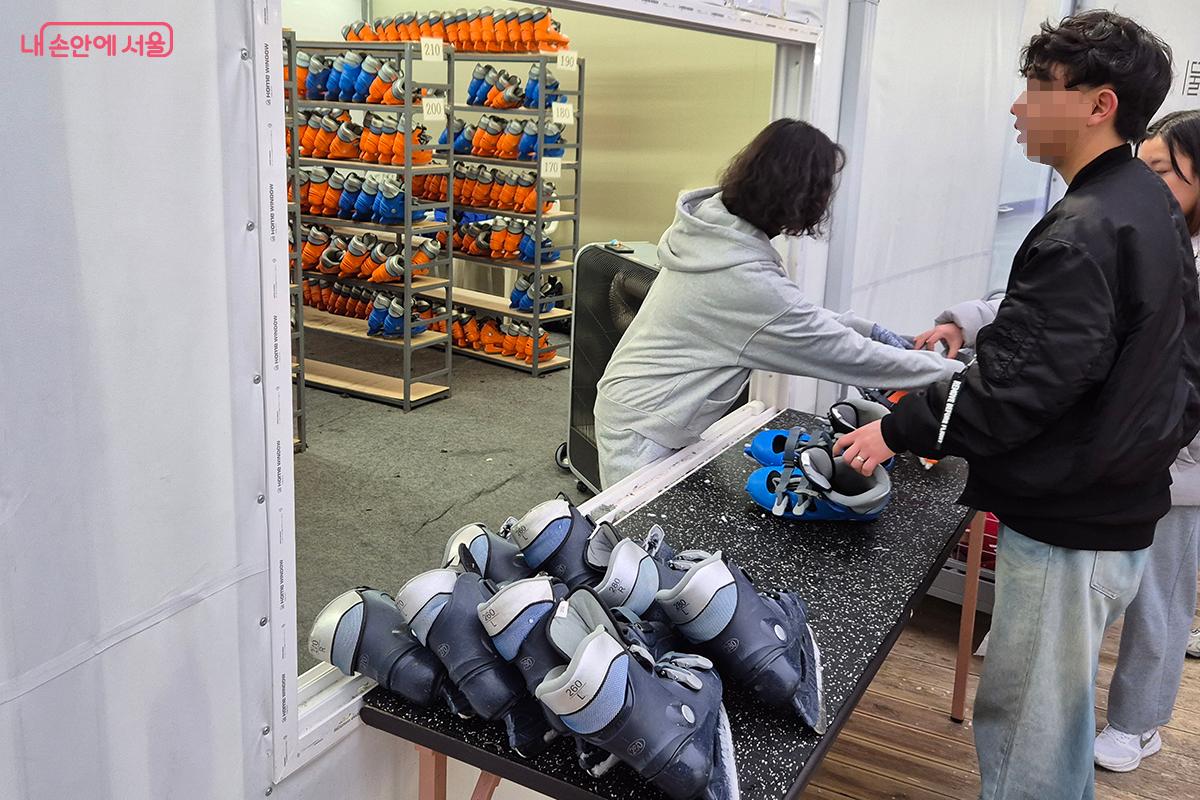 1,000원의 이용료로 스케이트화를 비롯한 헬멧 등 안전용품을 대여할 수 있다. &copy;백승훈