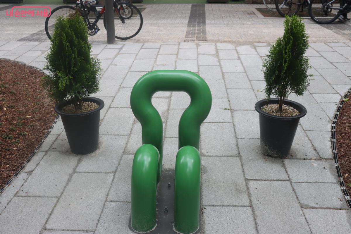 독특한 모양의 벤치 &copy;조수연