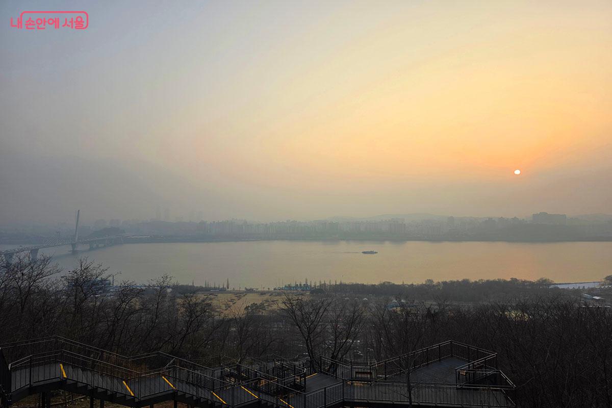 남측의 하늘중앙전망대에서 바라본 한강 노을 풍경은 하루의 끝을 황홀하게 물들인다. &copy;이정민