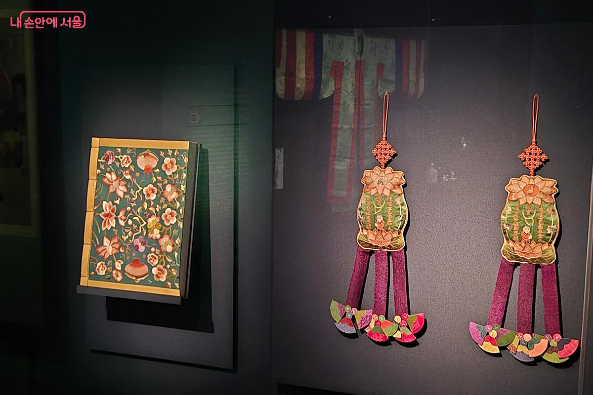 조선시대의 유물인 자수로 만든 열쇠패와 일월수 다라니주머니 &copy;정향선