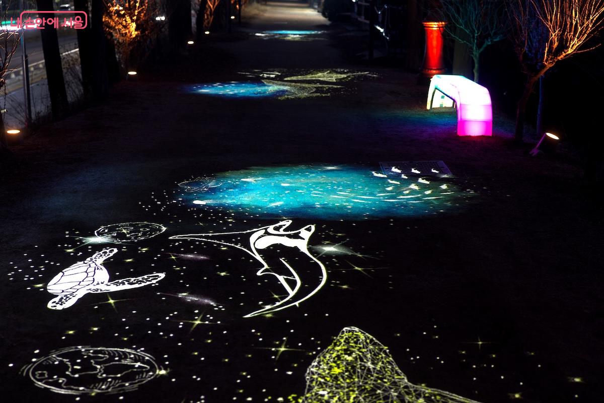 수목조명, 반딧불조명, 벤치조명까지 다양한 기법을 적용하고 있다. &copy;임중빈