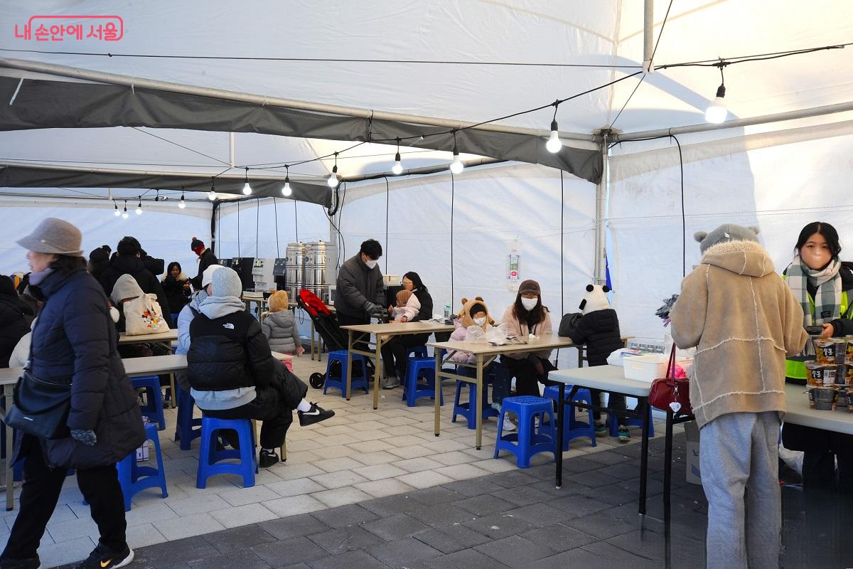 여의도한강공원 눈썰매장의 야외 매점 ©조수봉