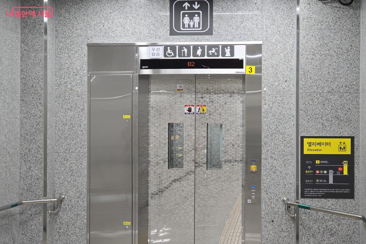 지상과 지하를 연결하는 엘리베이터 &copy;조송연