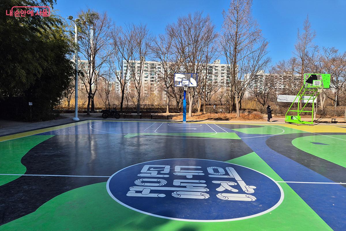 개포동서근린공원에 위치한 두 개의 노후한 농구장을 새롭게 탈바꿈했다. &copy;정향선    