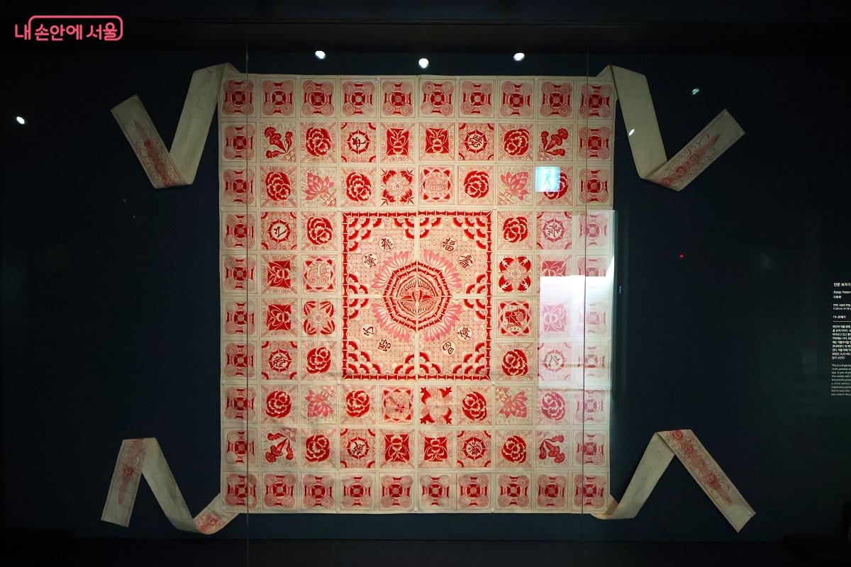 보자기의 형태는 용도에 따라 크기, 소재, 구성법, 끈의 개수 등을 결정하여 만들었다. &copy;이봉덕