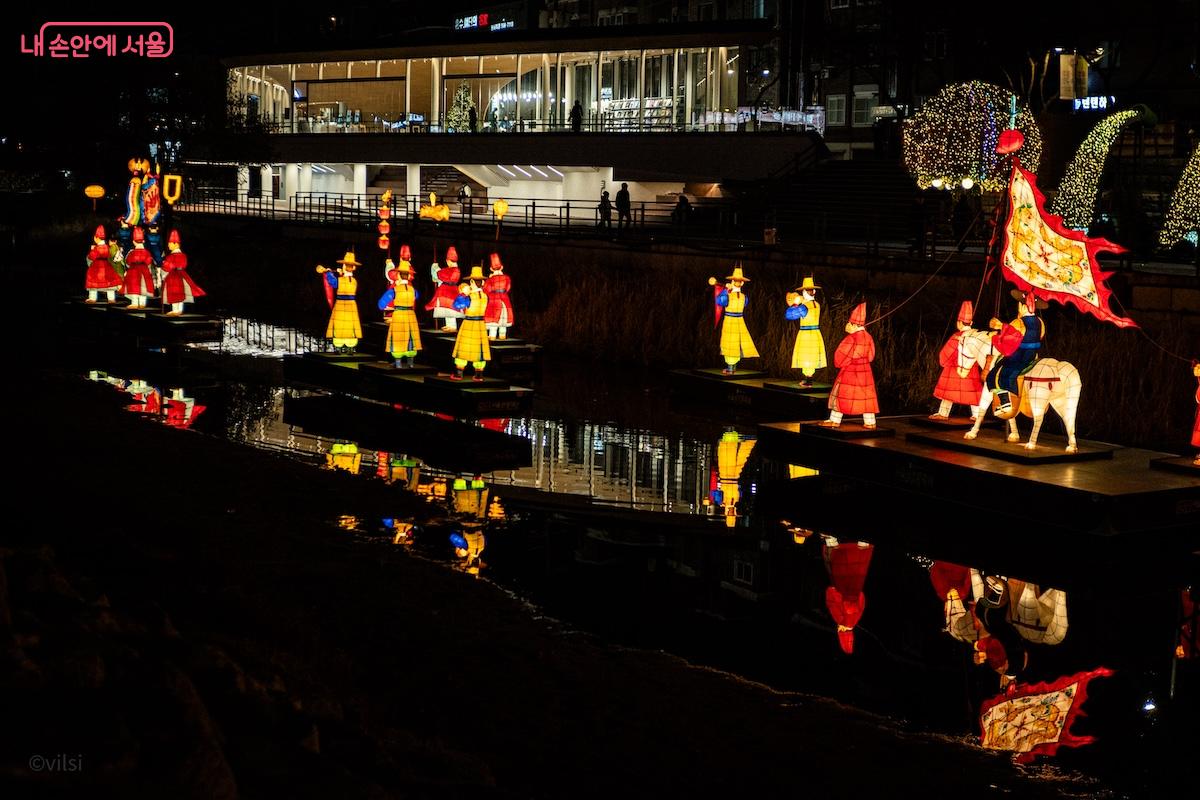 '어가행렬' 빛 조형물이 우이천을 아름답게 밝히고 있다. &copy;이진형