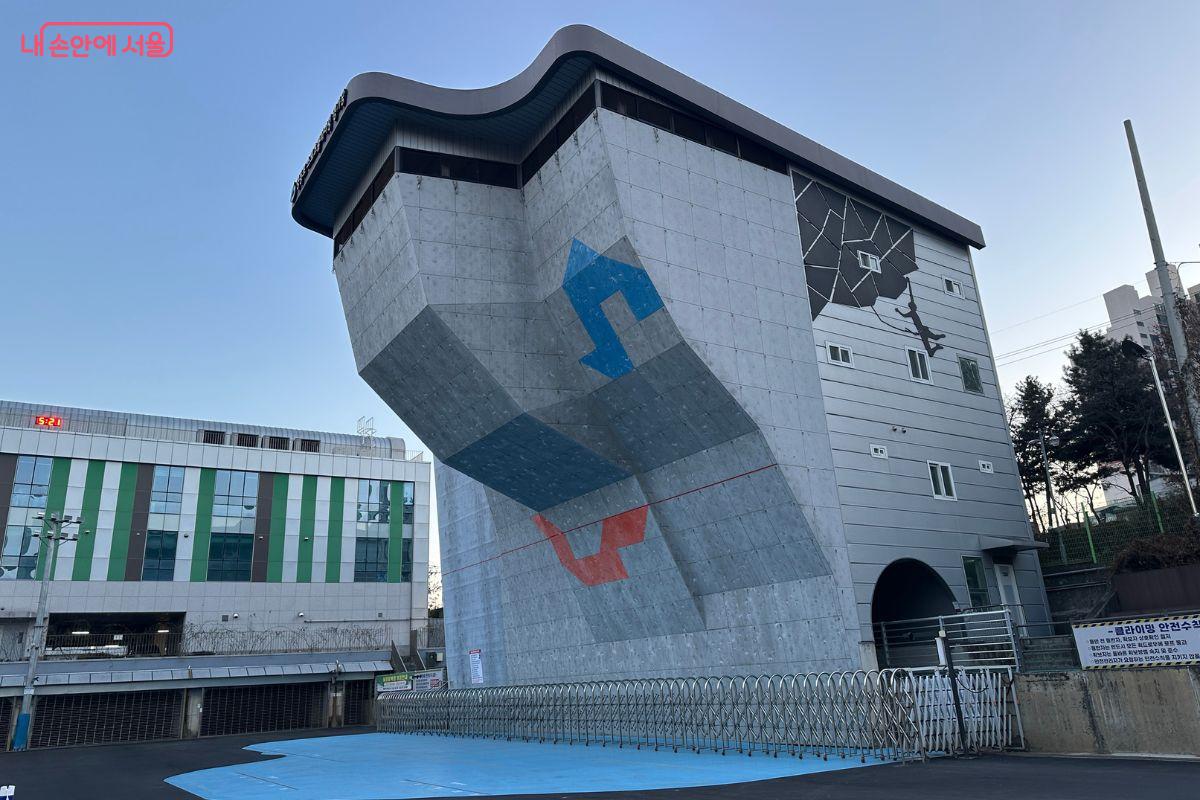 인공암벽장이 생겨 이채롭다.&copy;김재형