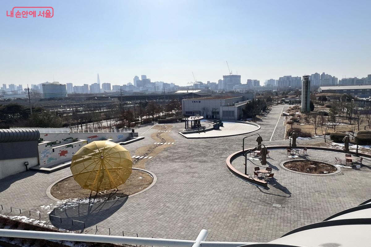 3층 옥상정원에서 중랑물재생시설과 물순환테마파크 일부를 조망할 수 있다. ⓒ박지영