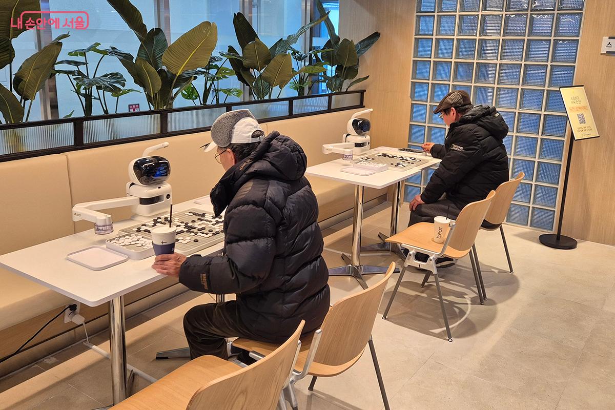 AI 바둑 로봇과 바둑 삼매경에 빠진 이용자들의 모습 ©백승훈