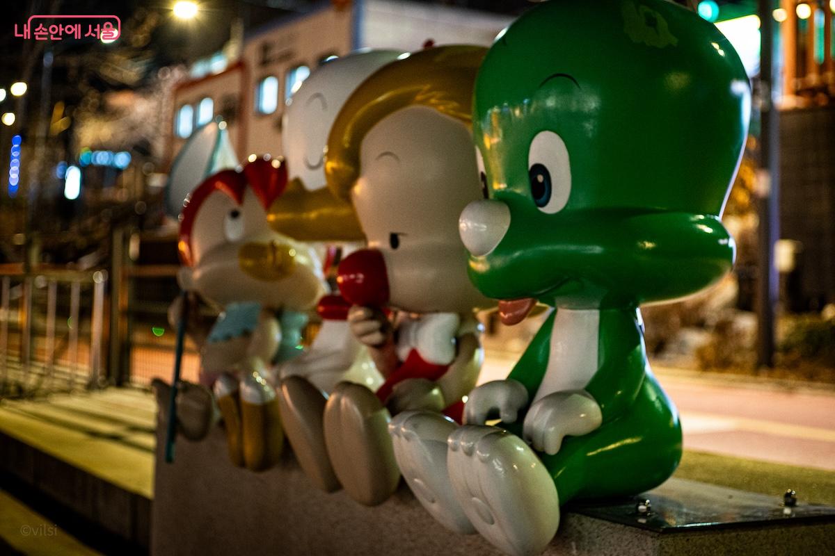 둘리 조형물이 설치된 우이천 산책로의 모습 &copy;이진형