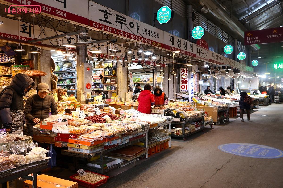 경동시장은 한국 전통의 먹거리와 살 거리로 가득하다. &copy;이봉덕