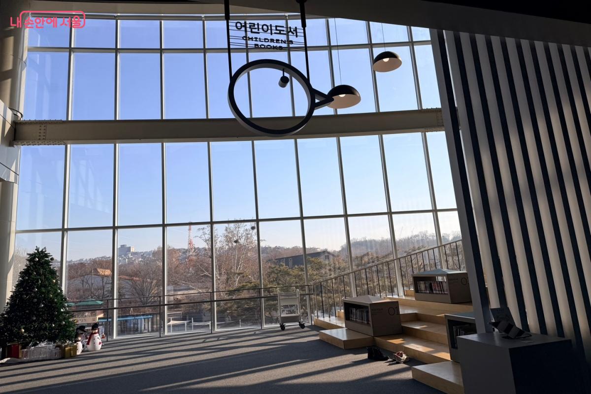 전쟁기념관 내 어린이 도서관의 모습