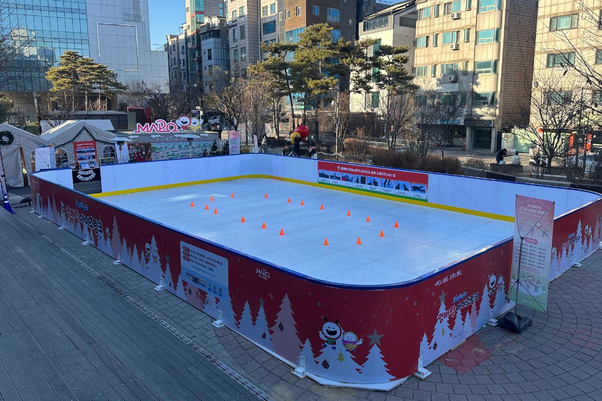홍대 한복판에서 스케이트 한 바퀴! 무료 '엄빠랑 아이스링크' 개장