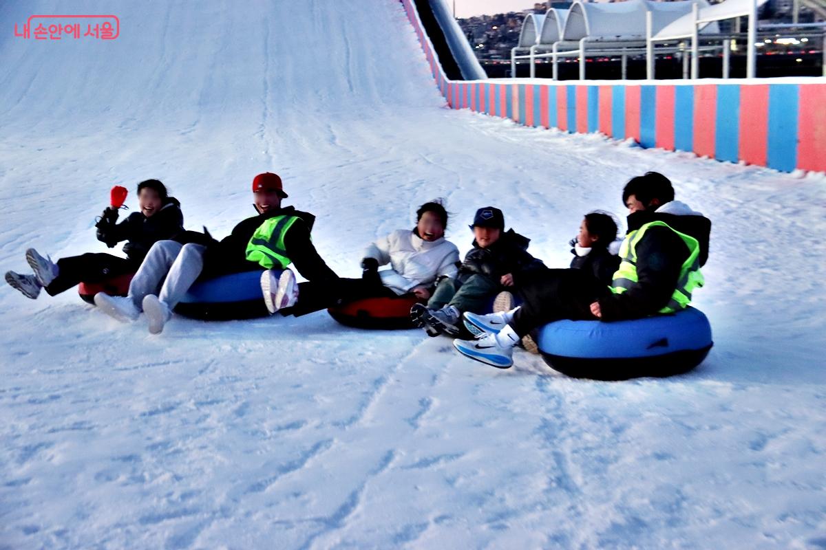 풍성해진 즐길 거리 덕분에 잠원 한강공원 눈썰매장은 단순한 놀이공간을 넘어, 겨울 축제를 즐기는 특별한 장소로 기억된다. &copy;정향선