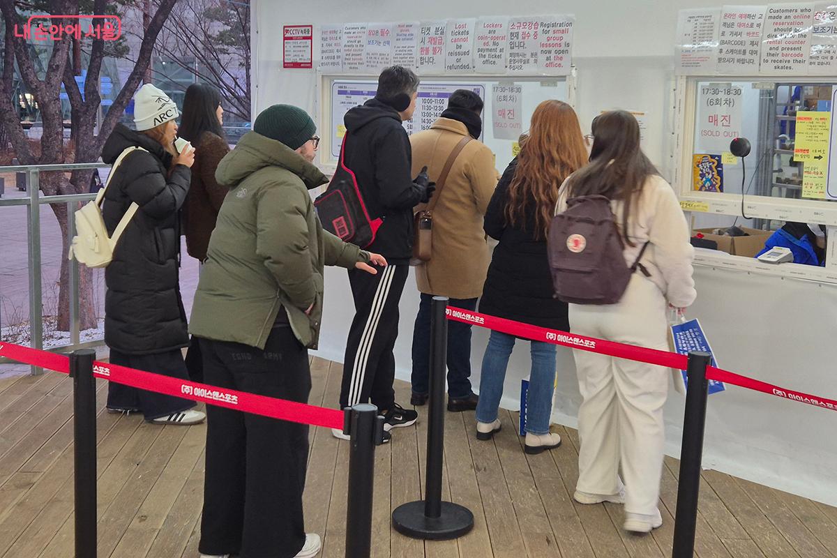 온라인 예매 300명, 현장 예매 300명 선착순으로 발권이 진행된다. &copy;백승훈