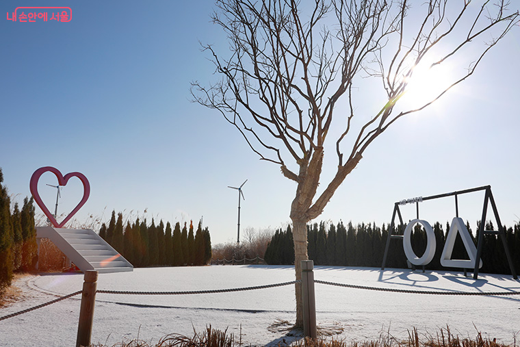 동남측에는 억새 문자를 형상화한 포토존과 &lsquo;천국의 계단&rsquo; 포토존이 위치해있다.