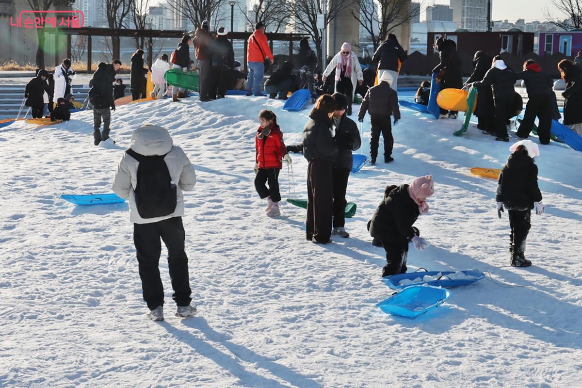 슬로프 옆 눈놀이동산에서는 눈사람을 만들고, 아빠가 끌어주는 눈썰매를 타며 또 다른 즐거움을 만날 수 있다. &copy;정향선