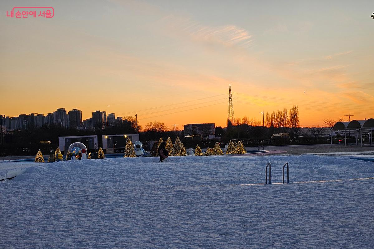 한강공원 눈썰매장에서 사랑하는 가족, 친구들과 함께 잊지 못할 추억을 만들고, 차가운 계절 속 따스한 감동을 느껴보시길 진심으로 추천한다. ©이혜숙