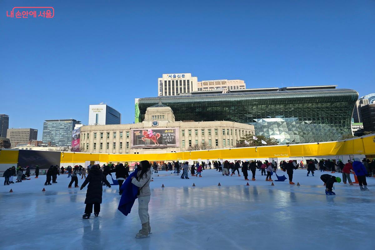 서울광장 스케이트장은 천 원이라는 저렴한 비용으로 즐길 수 있어 더욱 인기다. ⓒ김은주
