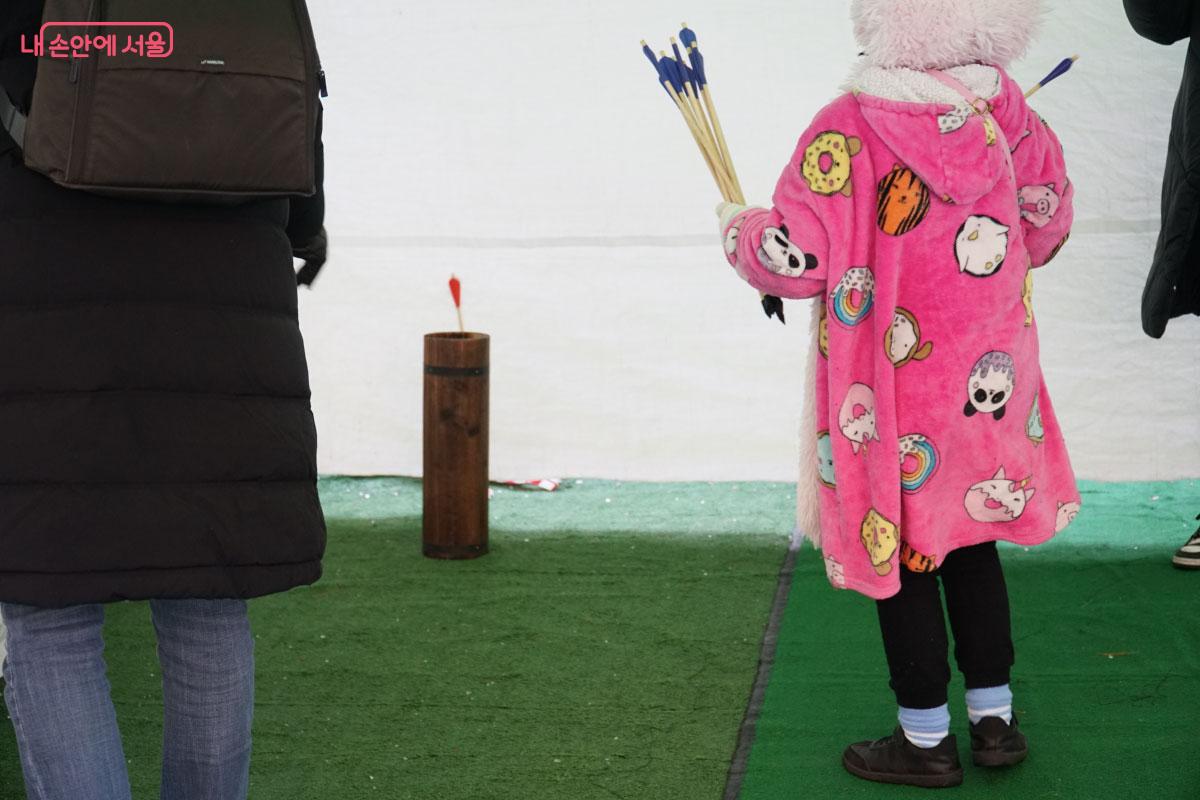  투호나 제기차기 등 전통놀이도 할 수 있다. &copy;홍혜수  