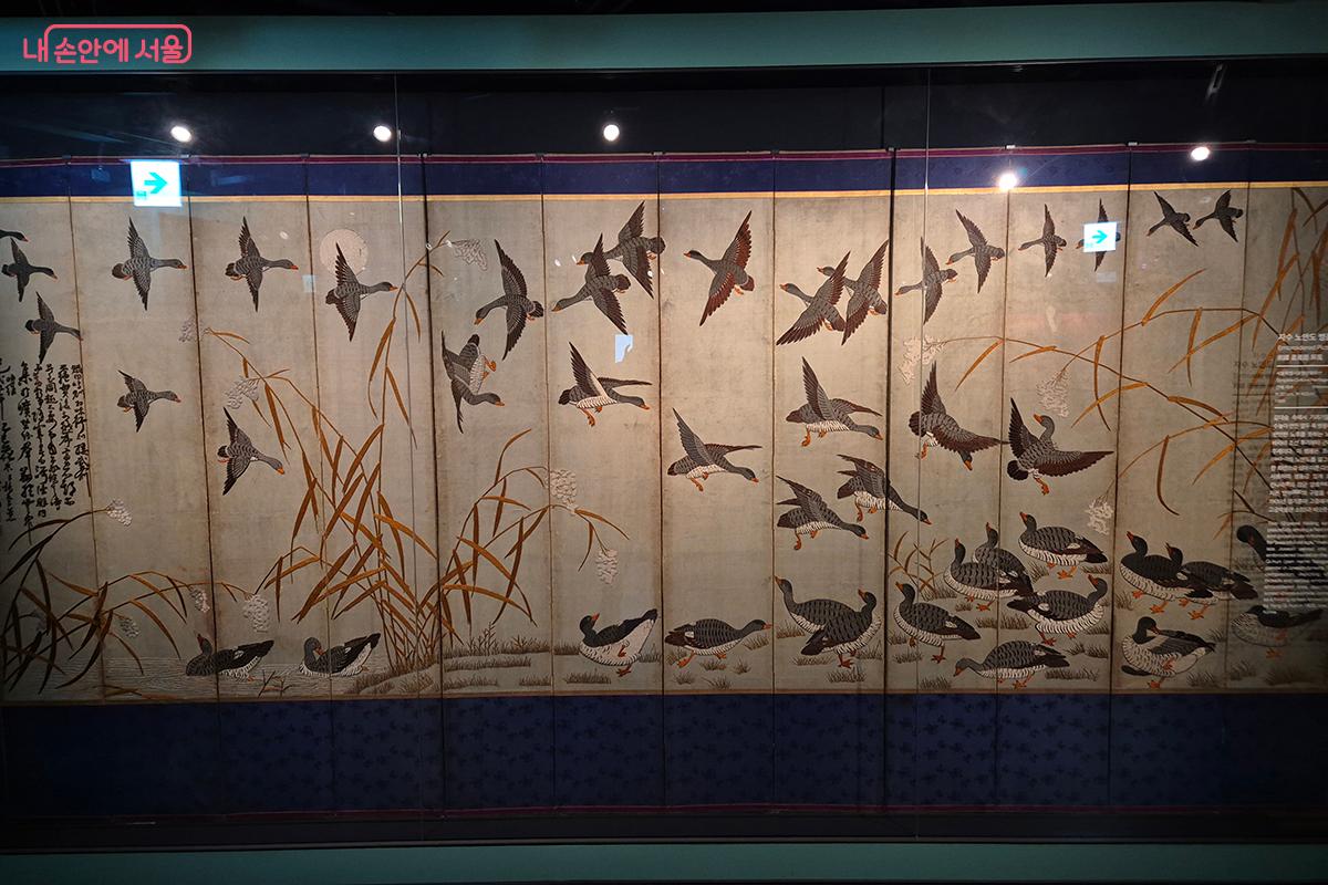 조선 후기 화가 양기훈(楊基薰, 1843~1911)의 작품을 밑그림으로 제작된 '자수 노안도 병풍' &copy;정향선