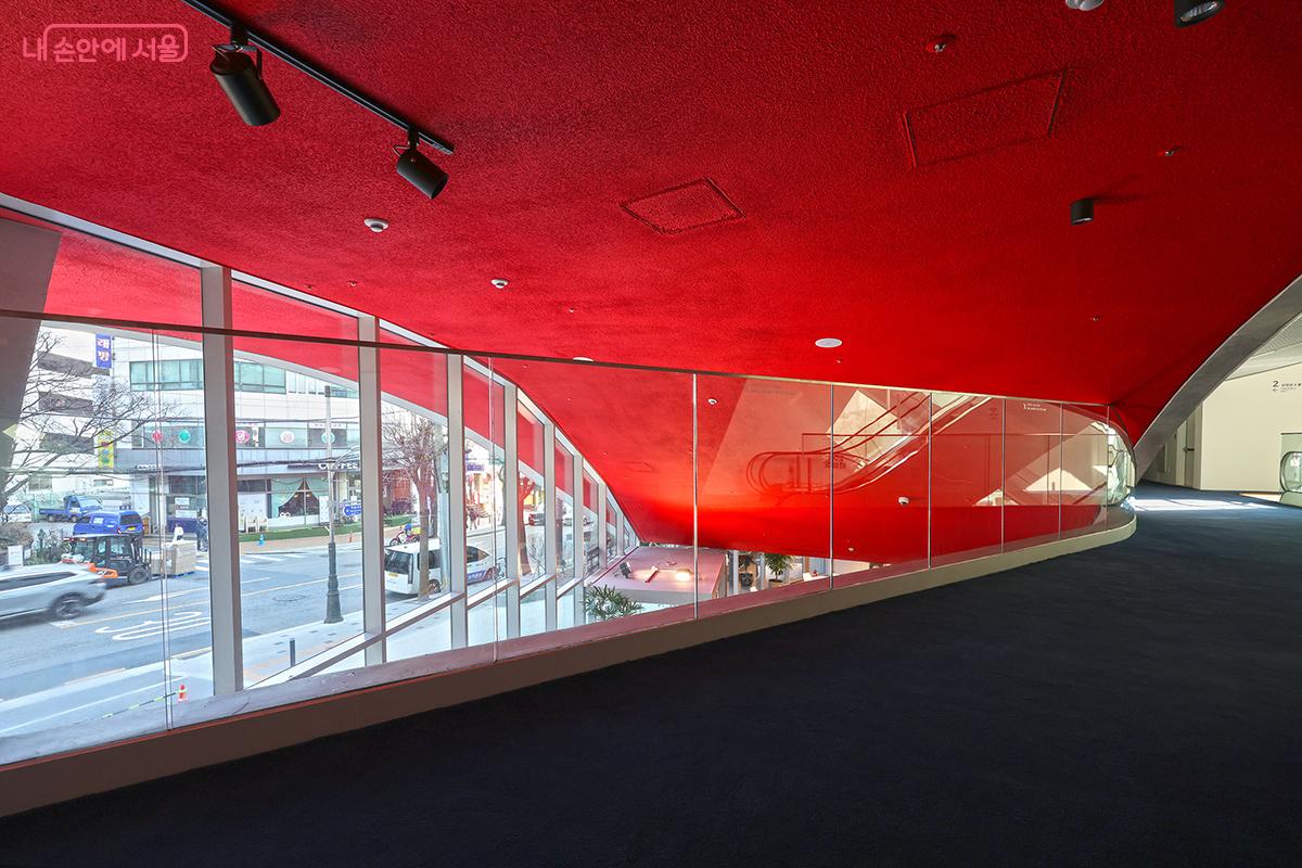 2층 휴게공간에서 바라 본 로비 공간 &copy;김주연