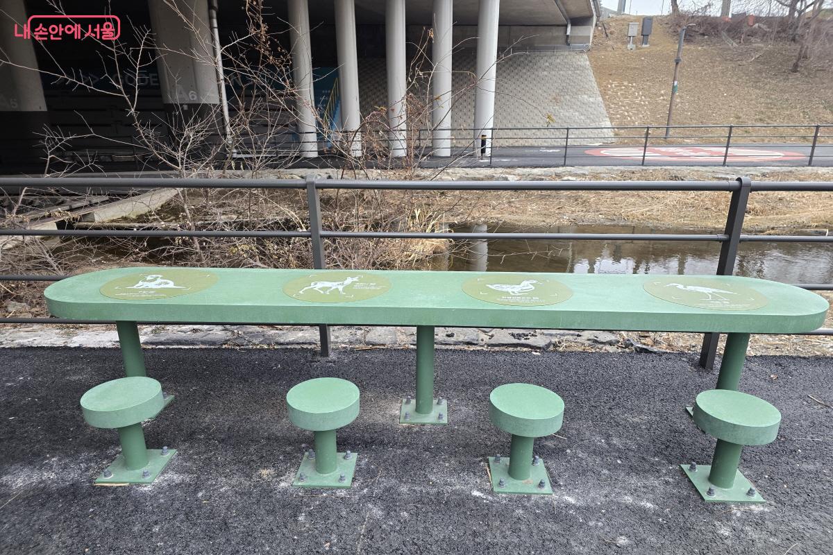 휴식과 취식 모두 가능하다. &copy;조수연