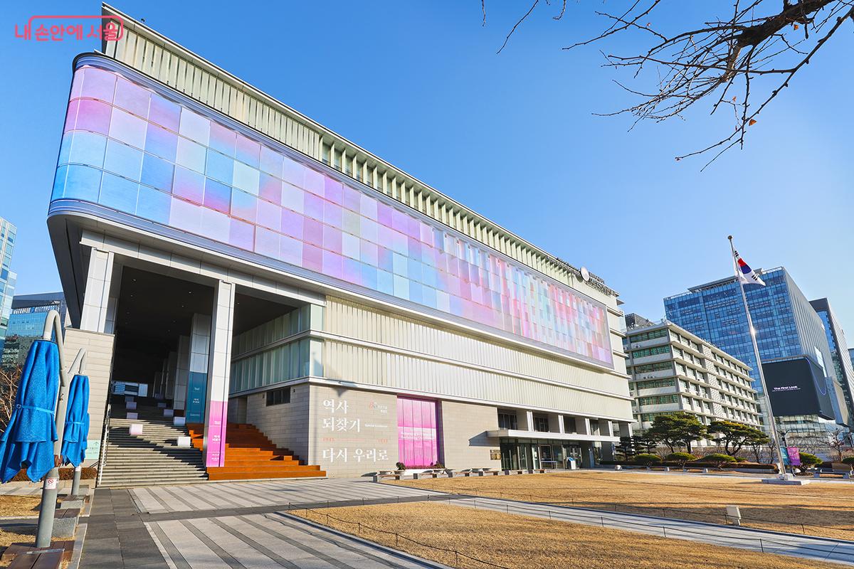 겨울에도 화사한 조명으로 가득한 대한민국 역사박물관 전경 &copy;김주연