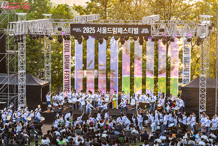 서울시가 DDP에서 5월에 개최될 &lsquo;서울드럼페스티벌&rsquo;에서 드럼팬 시민 참여자를 모집한다.