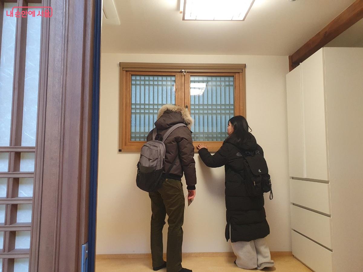 현장에 방문한 신혼부부들은 샷시와 수납공간 등을 꼼꼼히 살펴 봤다. &copy;엄윤주