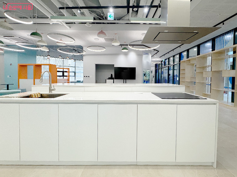 &lsquo;청년 쿡 푸드테크&rsquo; 센터 내 오픈키친 공간
