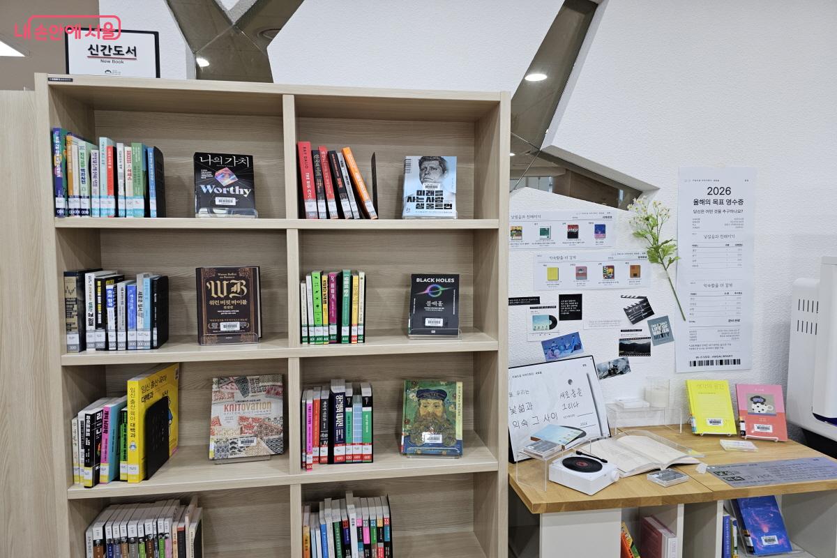 신착 자료들이 다양하게 구성되어 있다. &copy;염지연