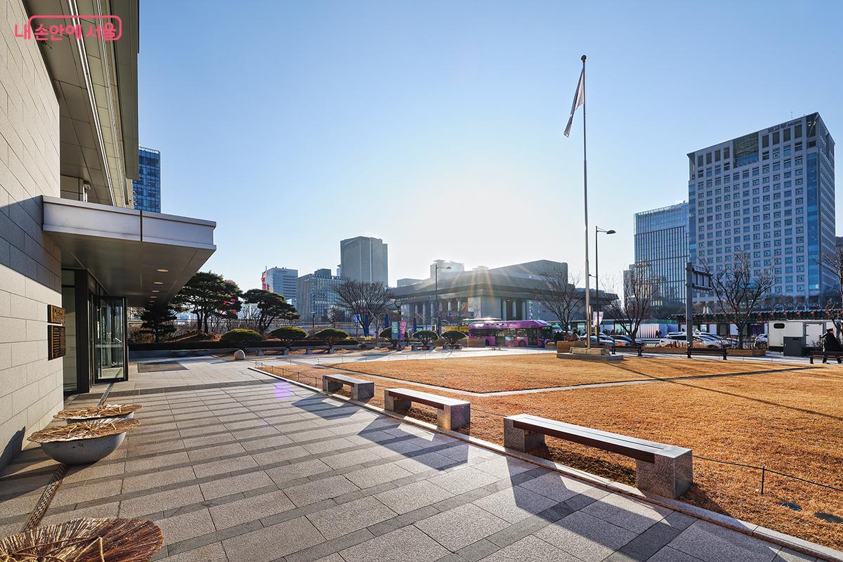 따사로운 겨울 햇살이 스며드는 대한민국 역사박물관 풍경 &copy;김주연