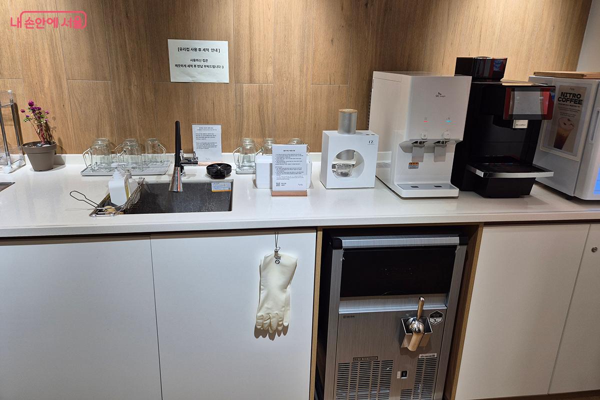 커피나 말차 그리고 각종 음료를 무제한으로 즐길 수 있다. &copy;이혜숙