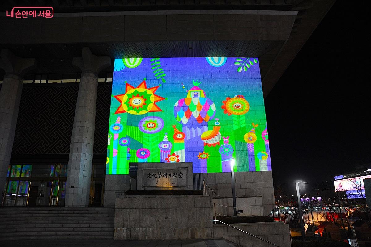 이 작품은 인간&middot;자연&middot;우주가 유기적으로 연결된 존재임을 보여준다. &copy;조수봉