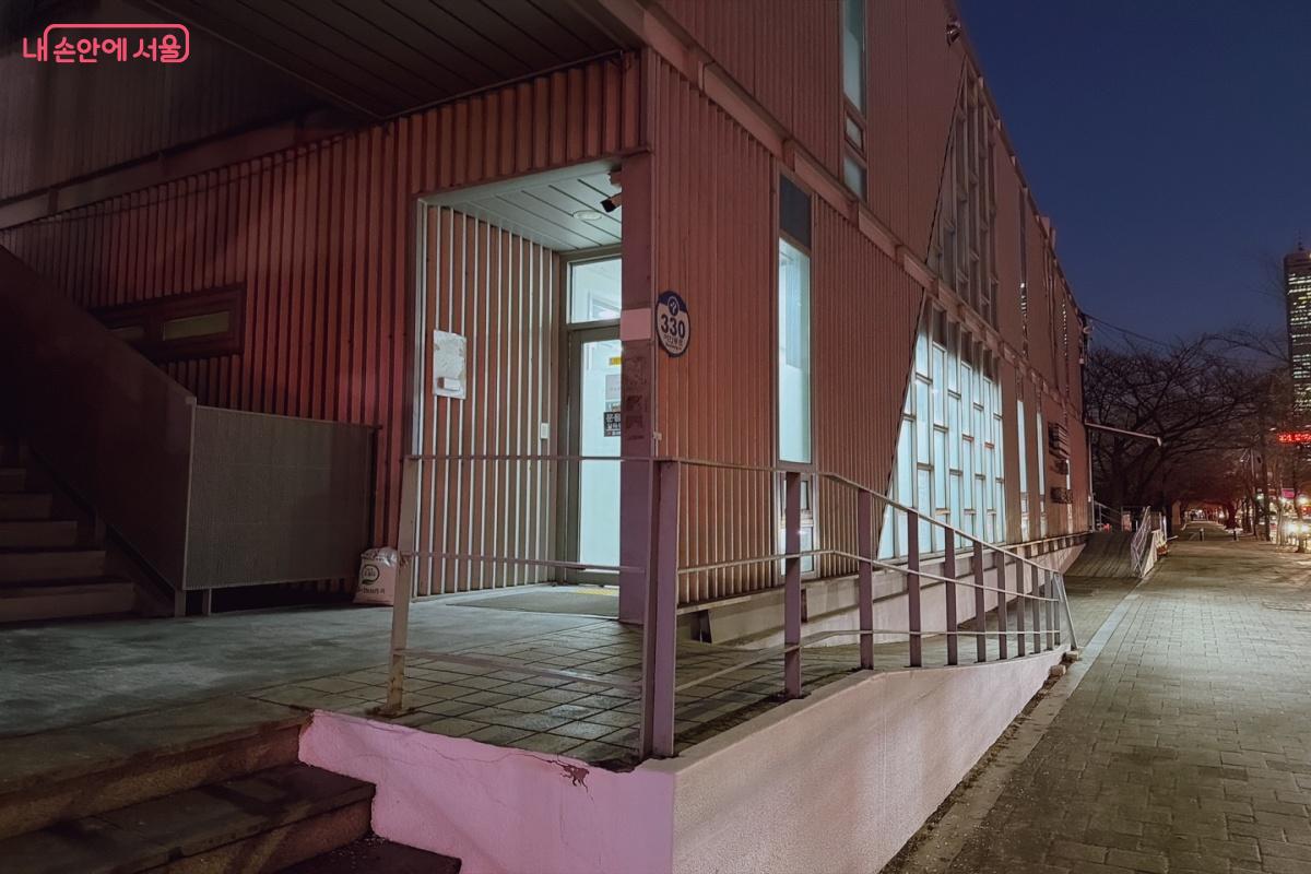 개방형 샤워장은 여의도한강공원 안내센터 건물 1층에 위치하고 있다. ©노윤지