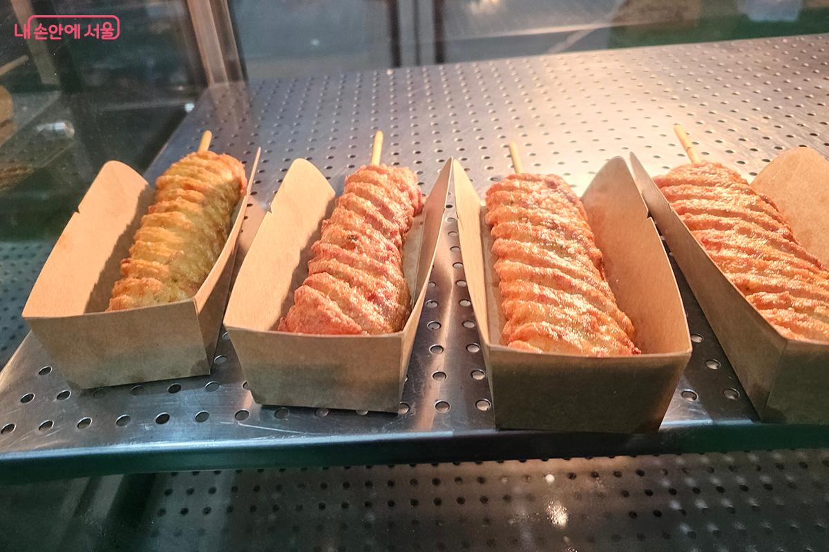 먹음직스럽게 익어가는 소시지빵의 모습에 저절로 군침이 흐른다. &copy;이혜숙