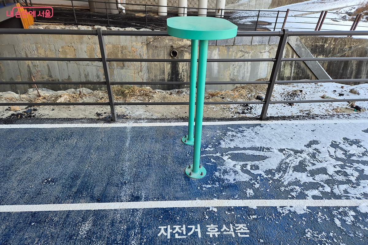 라이더들이 자전거에서 내리지 않고 휴식을 취할 수 있는 ‘자전거 휴식존’ ©백승훈