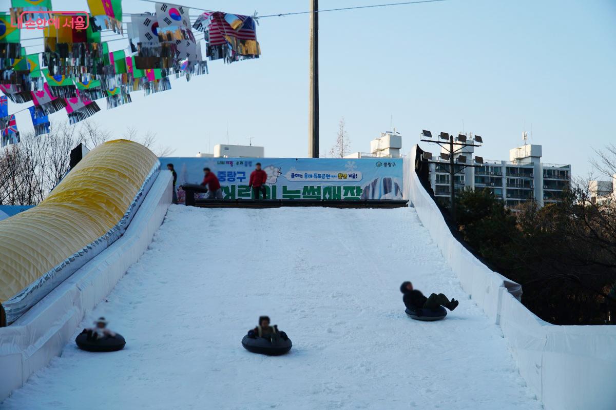 아이들이 눈썰매를 즐겁게 탑승하고 있다. &copy;홍혜수 