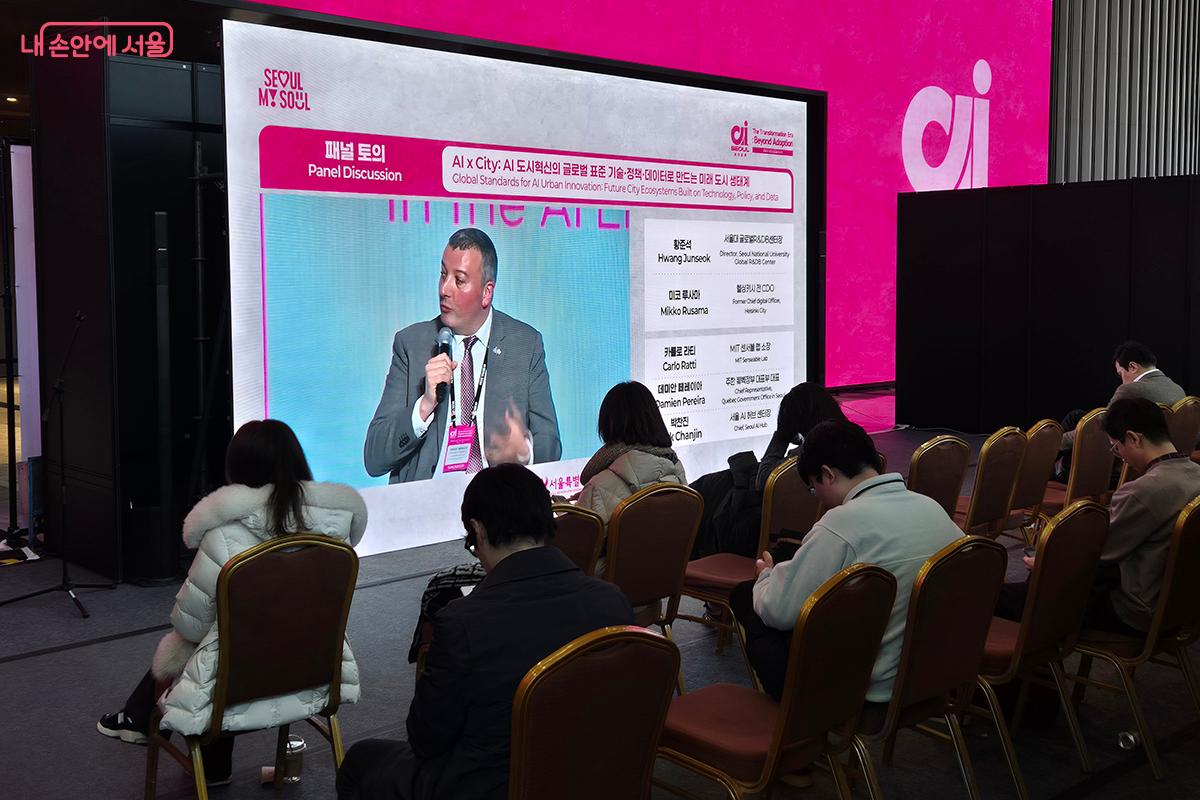 본 회의장에 입장하지 못한 관람객들을 위해 1층 로비 한켠에 마련된 유튜브 실시간 중계실